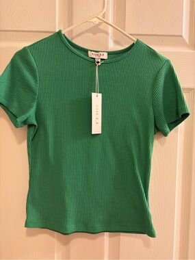 Gilli Ribbed Short Sleeve Top in Kelly Green